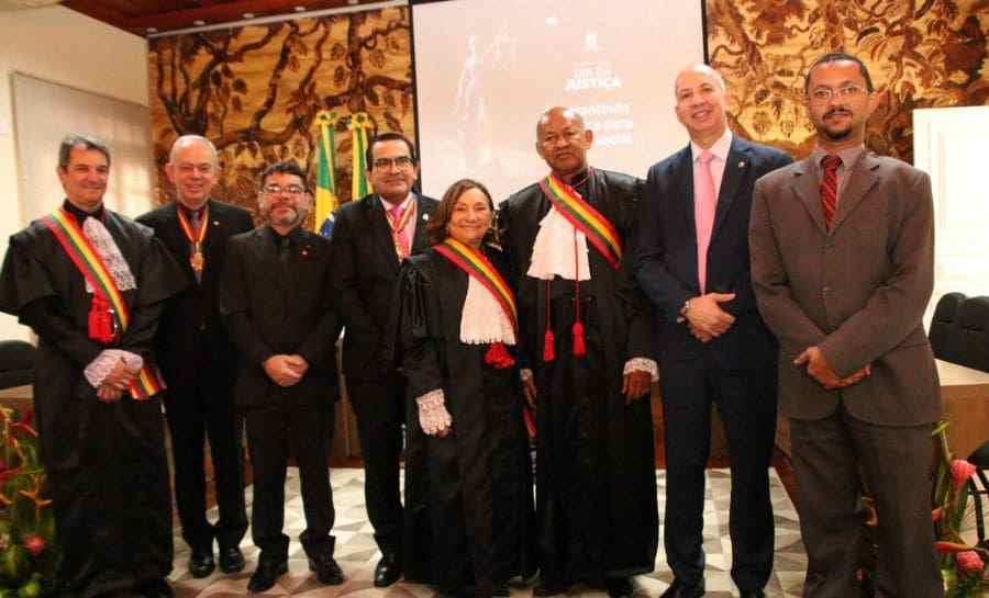 Membros do MPAC são homenageados com entrega de medalha pelo Poder Judiciário